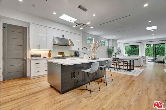 4203 Saugus Ave