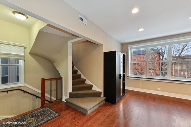 Photo - 1437 W Oakdale Ave Unit 2