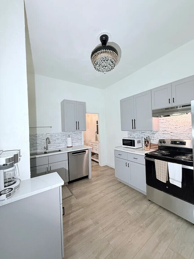 Photo - 2512 Sarah St