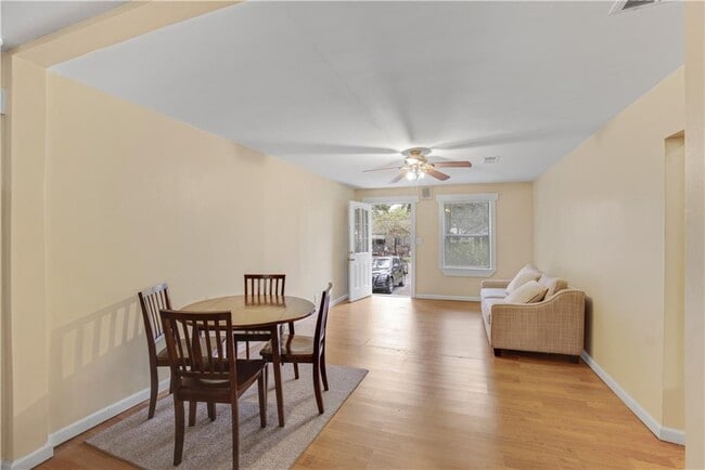 Photo - 695 Trout St