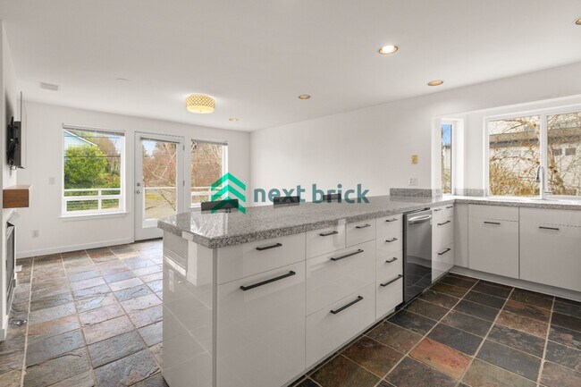 3 BED & 3 BATH SINGLE FAMILY HOUSE FOR RENT