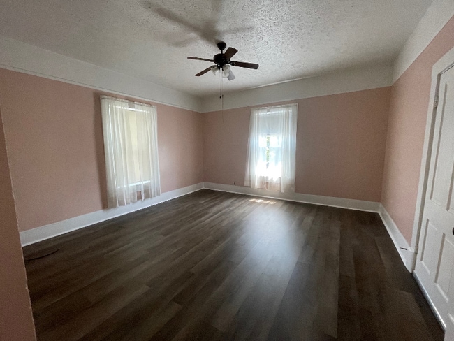 Photo - 106 Depot St