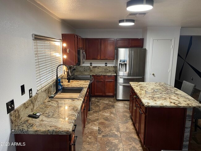 578 W Racine Loop