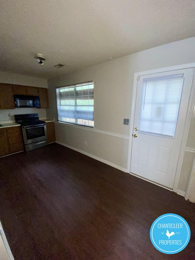 Photo - 2146 Charles St