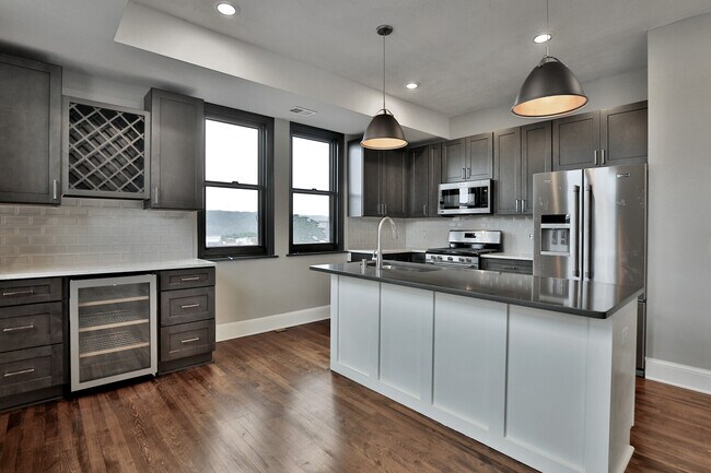 Photo - 107 Chestnut St E