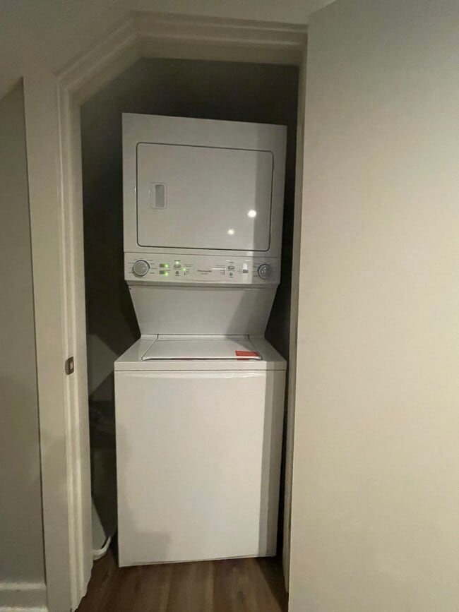 Washer/dryer in unit - 222 Parkwood Ave