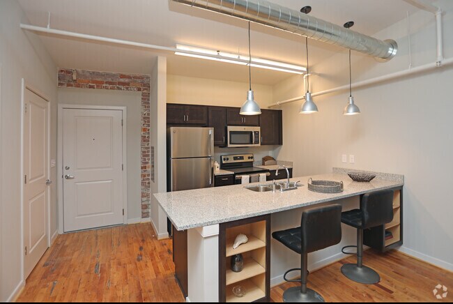 2BR,1BA-925 SF
