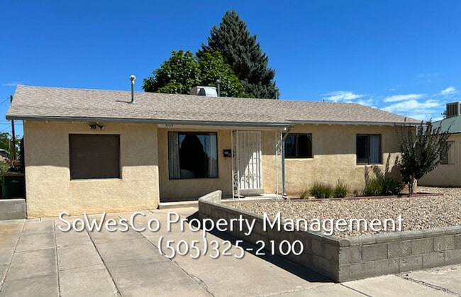 Building Photo - FULLY FURNISHED  3 Bedroom - Short or Long...