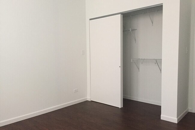 Dormitorio - 5524-5526 S. Everett Avenue