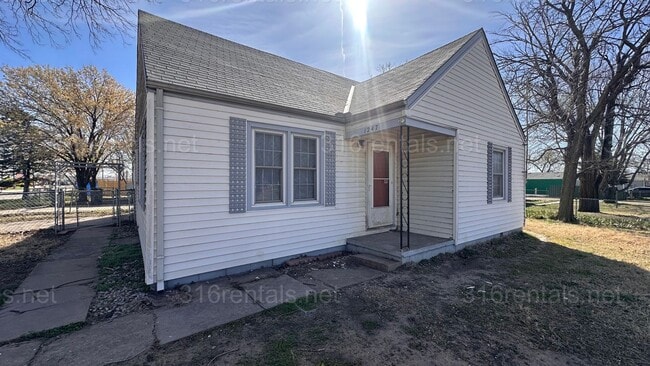 Building Photo - $925 2 bedroom / 1 bathroom - Single Family Home