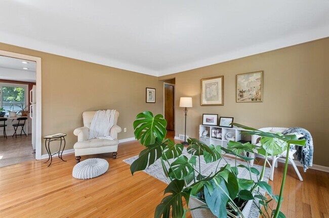 Photo - 437 W Sunnybrook Dr