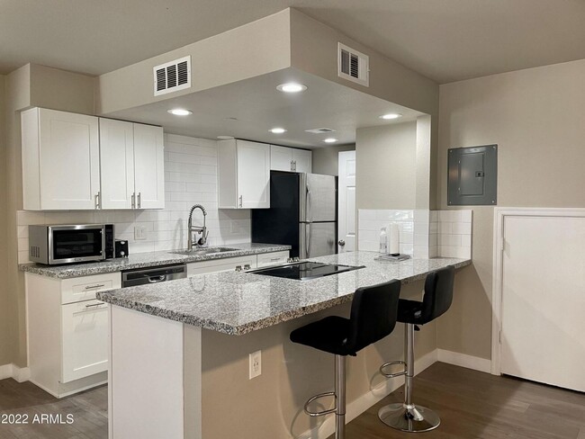 Remodeled 2bedroom 1 bath condo close to e... - Remodeled 2bedroom 1 bath condo close to e...