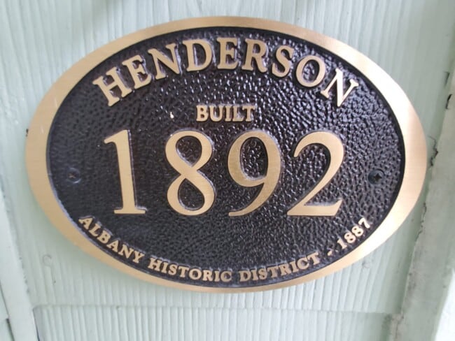 Photo - 633 Moulton St E