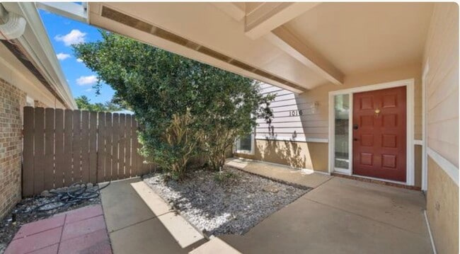 Building Photo - 1016 W 12th St