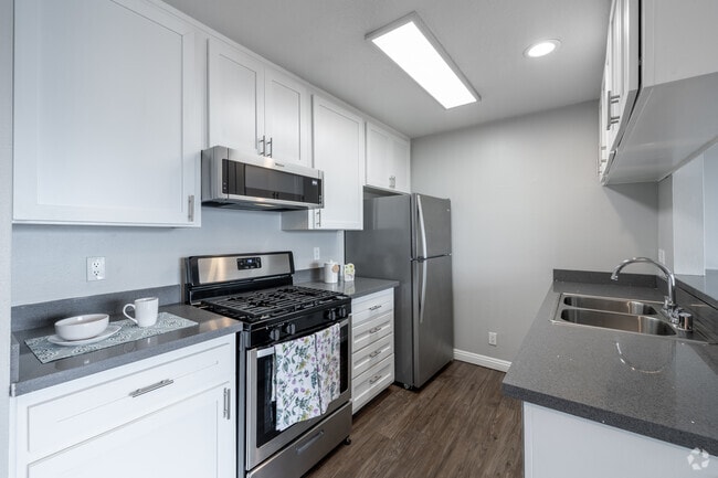 1BR, 1BA - 600SF - Kitchen - Chateau Emelita Apartments