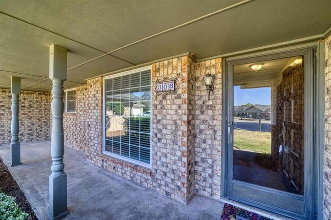 Photo - 308 SE Camelot Dr