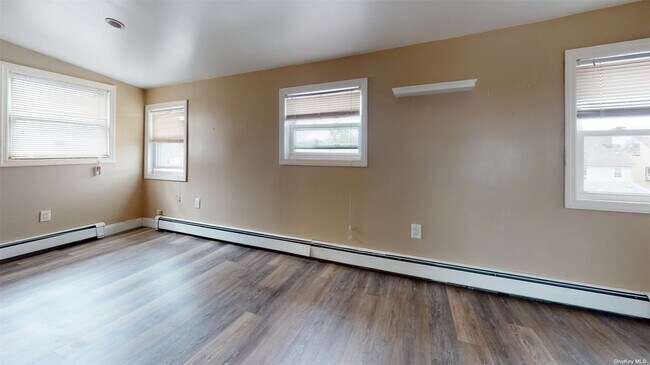 Photo - 241-07 Mayda Rd