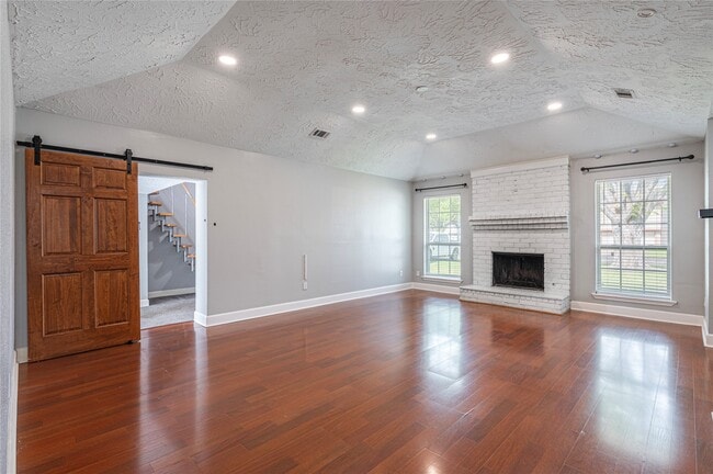 Photo - 407 Juniper Ct