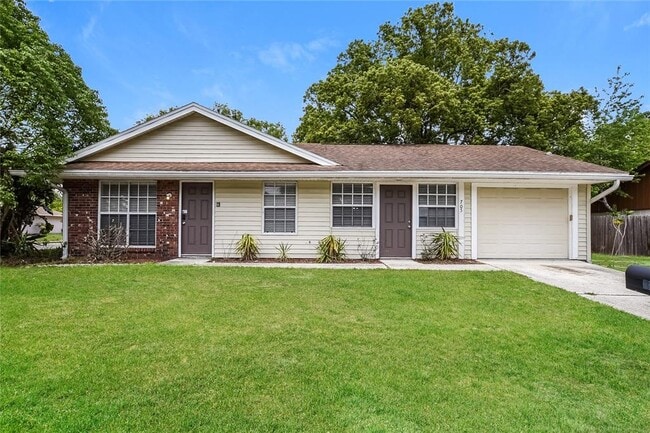 Photo - 705 Woodlawn Dr House