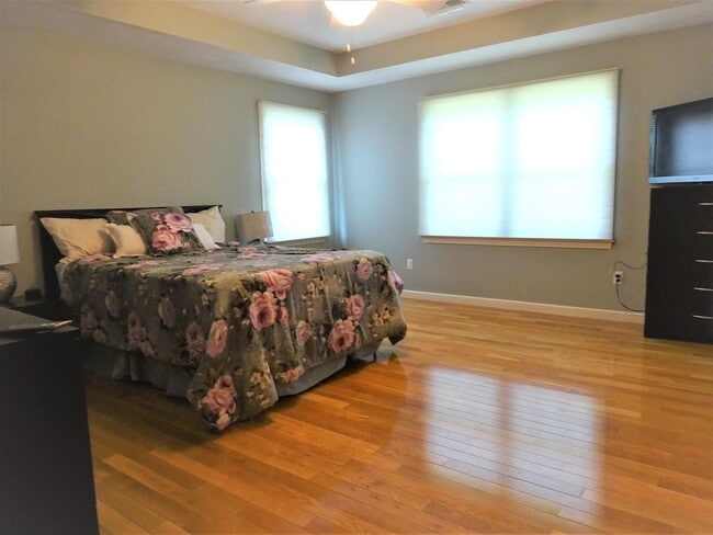 Master Bedroom Suite - 24 Autumn Ln Unit 24