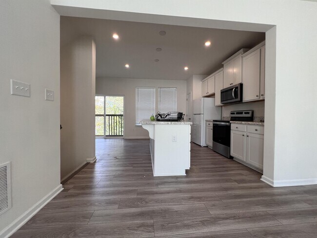 Photo - 222 Queensbury Ct