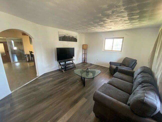 Building Photo - 1743 Burton St Unit Upstairs