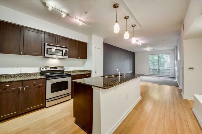 Building Photo - 1810 N Garrett-102.4 Unit 102.4 Rental