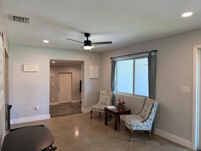 Photo - 637 SW 2nd St