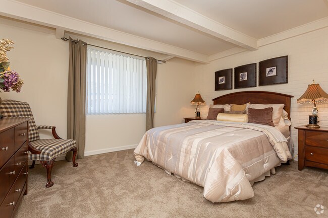 Casa adosada de 2HAB, 1.5BA - 1,125 ft²