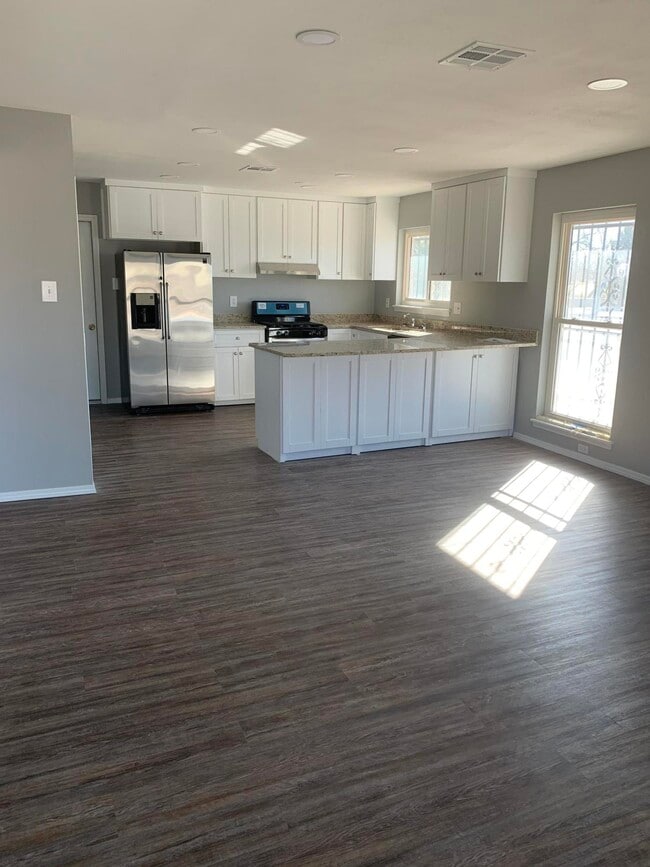 Photo - 3000 Wedgewood Dr