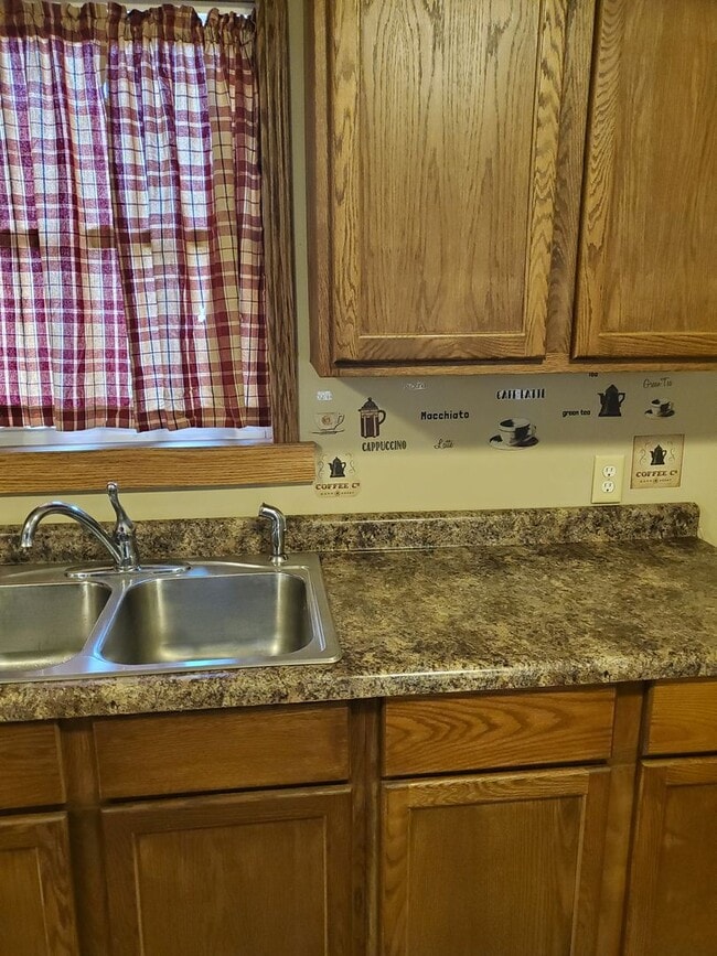 Photo - 3 Bed 1 Bath, Washer Dryer Hookup , Fenced in yard $1300 , $2800 to move in