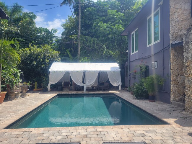 pool and curtained cabana - 3600 N Bay Homes Dr Unit up