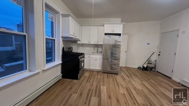 Building Photo - FRESHLY RENOVATED SUNNY AND SPACIOUS  2 BE... Unit 2A Rental