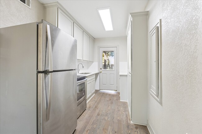 Photo - 1632 Hawthorne St Unit 2