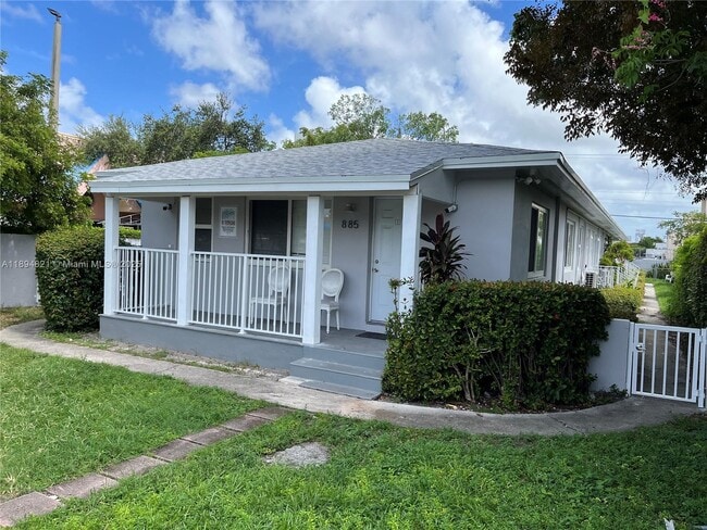Building Photo - 885 SW 29th Ave Unit 6