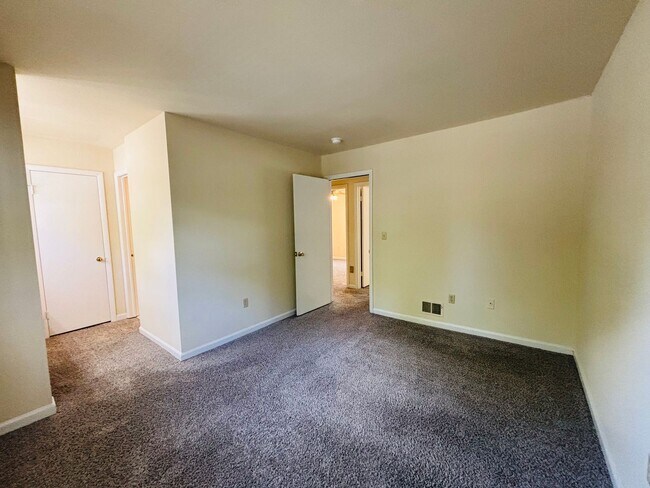 Photo - 111 Canterbury Ct