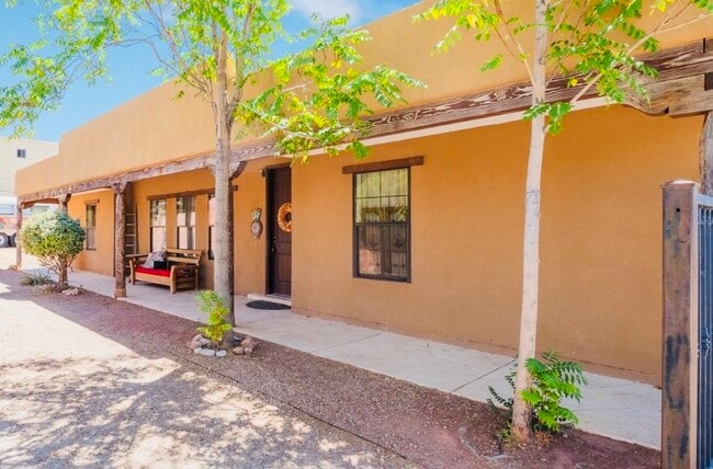 Building Photo - 412 Grove St SE