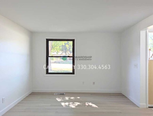 Photo - 376 Oak Mnr Ave NE