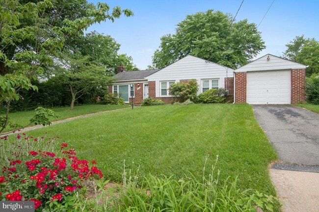 Building Photo - 9702 Bellevue Dr
