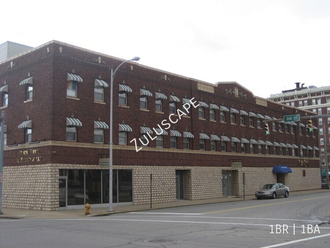 Building Photo - 101 SE 2nd St Unit 212