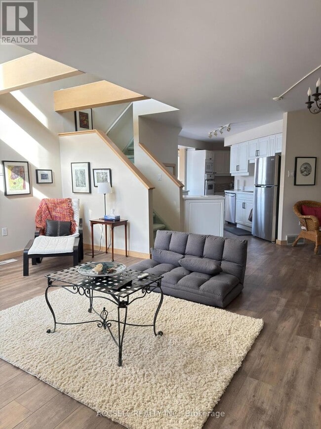 Photo - 374 Edith Cavell Blvd