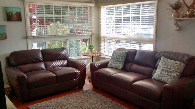 Sala de estar - 1611 Greenwood Ave