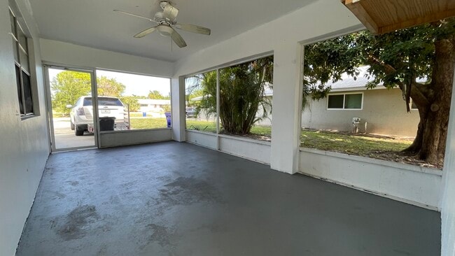 Cochera al frente - 900 NW 10th Terrace Unidad Duplex - N River Shores
