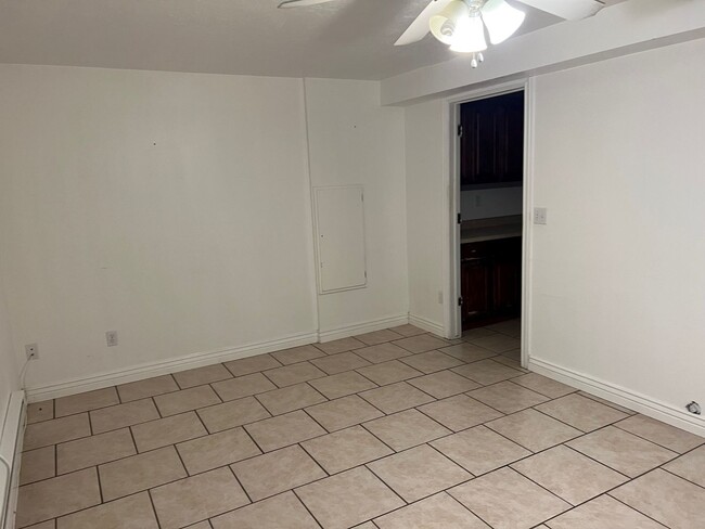 Photo - College Ave - 163 Unidad 163 - Basement