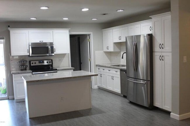 Photo - 757 E Loyola Dr