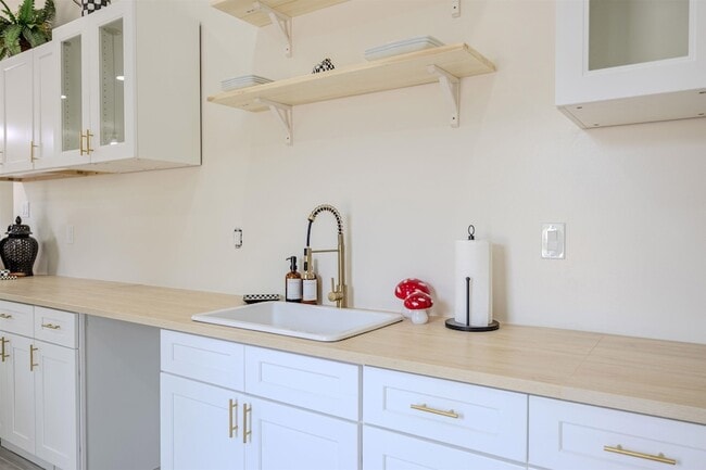 Photo - 1061 Shaw Pl