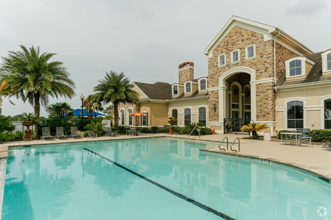 Lakeside Pointe Apartments & Townhomes