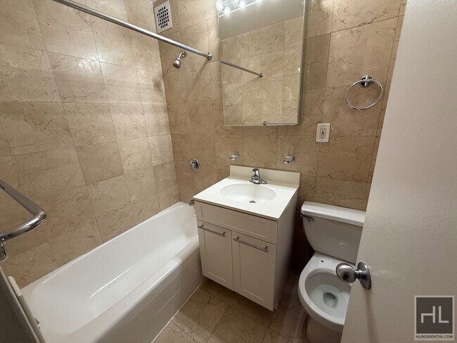 Photo - Fourth Avenue Unidad 9F