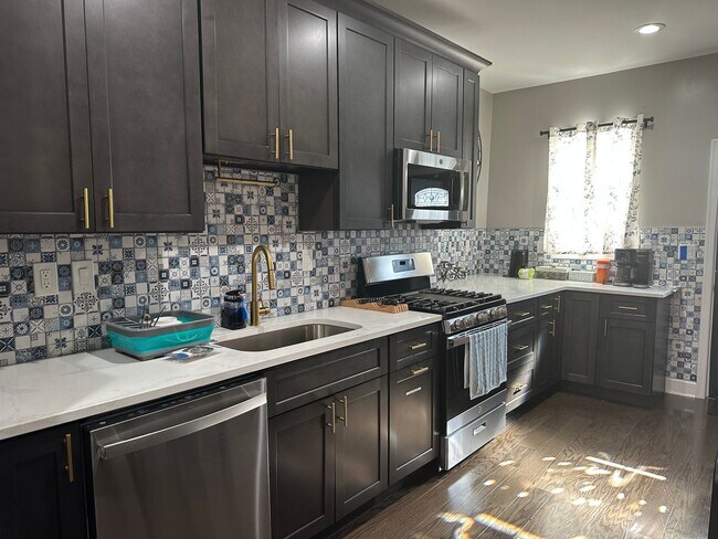 Photo - Fully Furnished! Spacious Rooms! Modern De...
