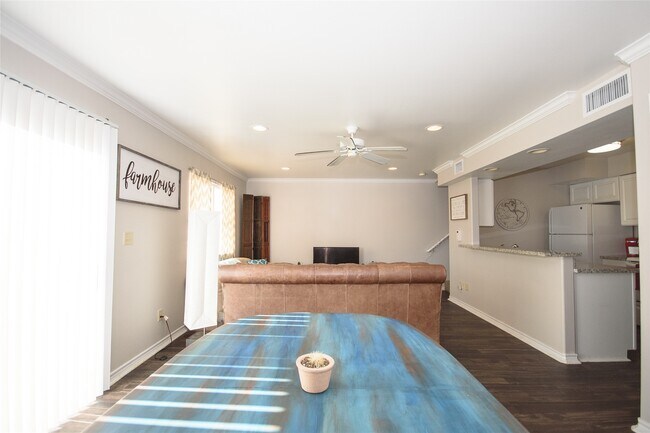 Photo - 1527 Creekside Ln